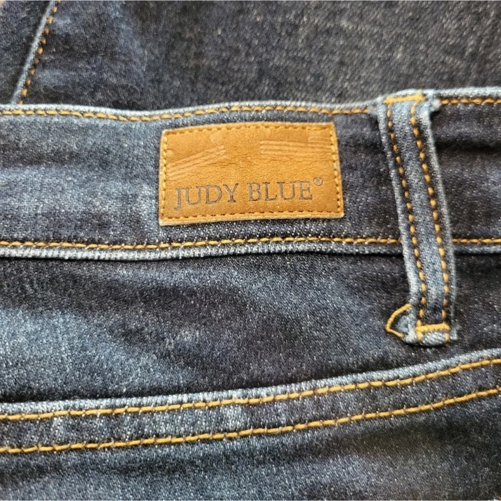 Judy Blue Size 13/31 Whiskered Dark Wash Bootcut Jeans~Frayed Hem~like New! - Picture 9 of 13